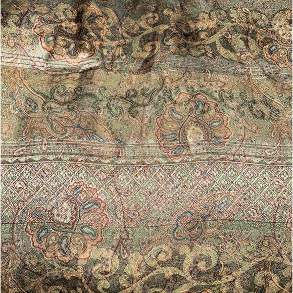 Queen Comforter Set Croscill Gold Paisley Sham Bedskirt 3 Decorative Pillows 7pc - Picture 3 of 16